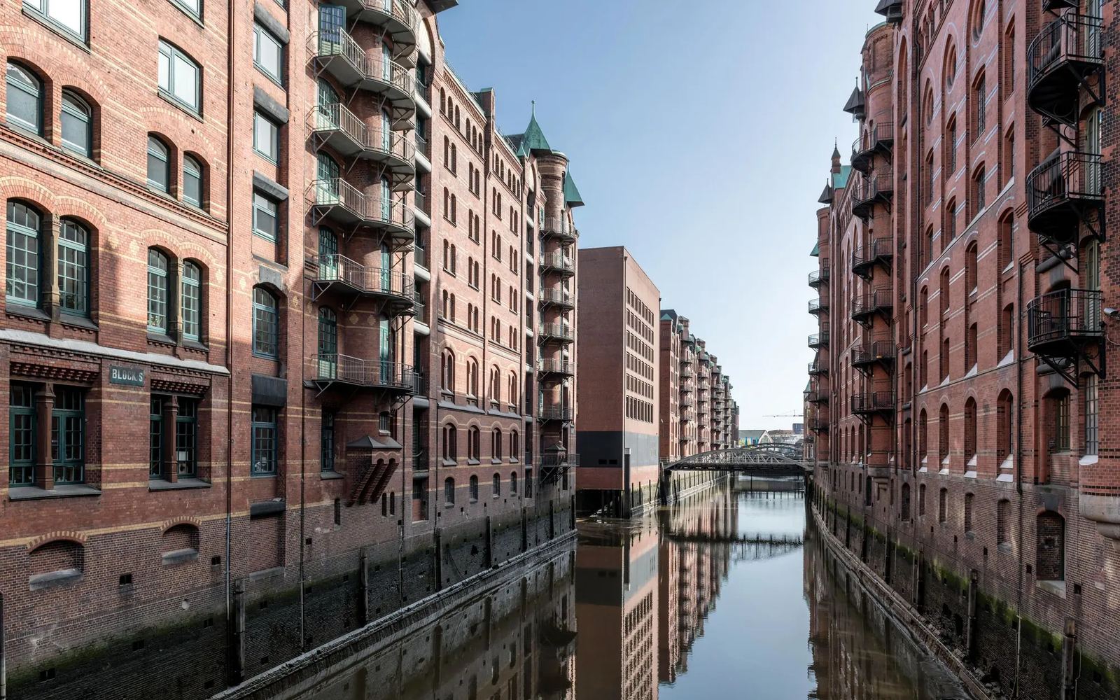 Backsteinfassaden der Hamburger Speicherstadt an einem Fleet